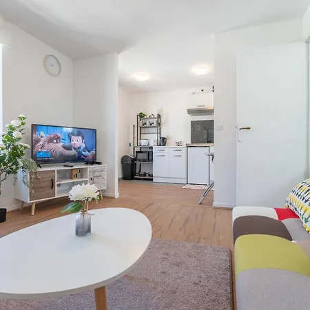 Grand Logement 38M2, Aeroport Paris Cdg, Disneyland Paris, Parc Asterix, Chambre, Salon Le Pin  Exterior photo
